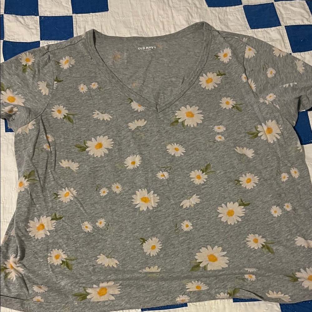 Old Navy Gray Daisy Print V-Neck Tee